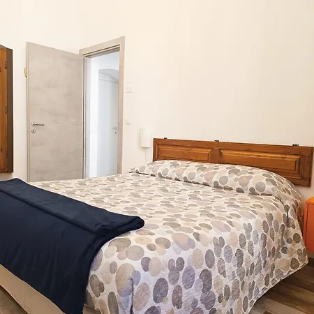 Interno Sg *